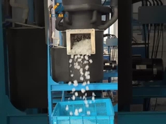 ट्यूब आइस मशीन चालू करने वाला इंजीनियर