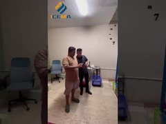 इंजीनियरों ने ग्राहक के लिए बर्फ की मशीन को चालू करने के लिए इंडोनेशिया की यात्रा की