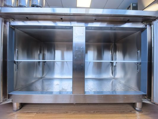 एयर कूल्ड स्लॉटेड वर्कबेंच रेफ्रिजरेटर 120L पेय
